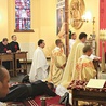 Brat Wojciech Mojecki leży krzyżem podczas Litanii do Wszystkich Świętych