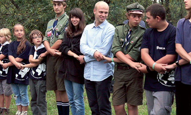 Na zakończenie Mszy św. harcerze utworzyli braterski krąg 