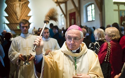  W homilii nuncjusz apostolski nawiązał do trudnej historii społeczności parafialnej Targówka Fabrycznego