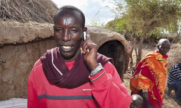 Telefon komórkowy i gliniana chata. W Afryce to częsty widok. Na zdjęciu wioska w Tanzanii
