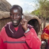 Telefon komórkowy i gliniana chata. W Afryce to częsty widok. Na zdjęciu wioska w Tanzanii