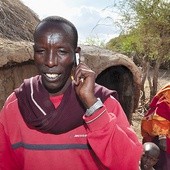 Telefon komórkowy i gliniana chata. W Afryce to częsty widok. Na zdjęciu wioska w Tanzanii