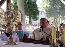  Po Eucharystii wiernych zjednoczyła modlitwa przed Najświętszym Sakramentem 