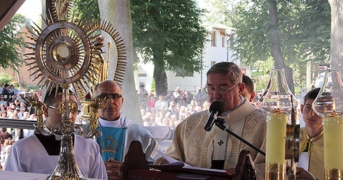  Po Eucharystii wiernych zjednoczyła modlitwa przed Najświętszym Sakramentem 