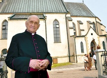 Ks. Grzegorzek przed kościołem pw. św. Elżbiety w Starym Sączu