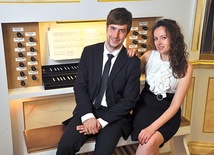 Zuzanna i Maciej Batorowie przy „Bachorgel” (organach bachowskich) w Musikhochschule w Stuttgarcie