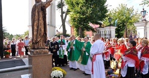 Ks. Jan Chodelski święci pomnik bł. Jana Pawła II