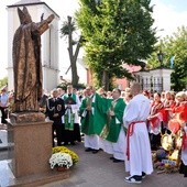 Ks. Jan Chodelski święci pomnik bł. Jana Pawła II