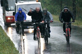 W deszczu uczestnicy sztafety wyruszyli z Olsztyna