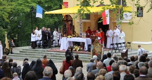 Msza św. pod kościołem Trzech Krzyży na Kalwarii Wejherowskiej