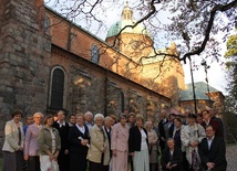 Uczestnicy jubileuszu 25-lecia KIK-u w Płocku przed katedrą