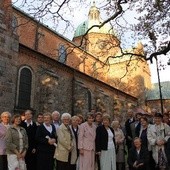 Uczestnicy jubileuszu 25-lecia KIK-u w Płocku przed katedrą