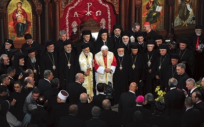 Papież w symbolicznym geście jedności otoczony przez przedsta-wicieli Kościołów chrześcijańskich Libanu podpisał adhortację apostolską dla Bliskiego Wschodu