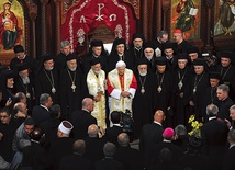 Papież w symbolicznym geście jedności otoczony przez przedsta-wicieli Kościołów chrześcijańskich Libanu podpisał adhortację apostolską dla Bliskiego Wschodu