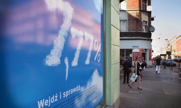 Oprocentowanie kredytów i lokat w bankach zależy od decyzji RPP, która podaje stopy, według których banki komercyjne pożyczają i lokują swoje pieniądze w NBP