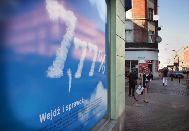 Oprocentowanie kredytów i lokat w bankach zależy od decyzji RPP, która podaje stopy, według których banki komercyjne pożyczają i lokują swoje pieniądze w NBP