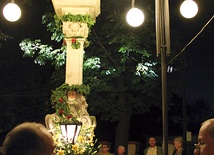  Od ponad 100 lat przed figurą NMP w Skierniewicach odbywają się we wrześniu nabożeństwa  lampek