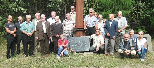 Krzyże i pamiątkowe tablice przypominają, że te tereny były kiedyś zamieszkane