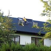 Na wielu domach w gminie Czarny Dunajec pojawiły się kolektory słoneczne dające ciepłą wodę, mającą nawet 80 st. C. Niestety, niektóre urządzenia są wadliwe 