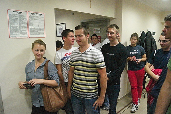  Młodzież szkolna czekała w kolejce, aby oddać krew 