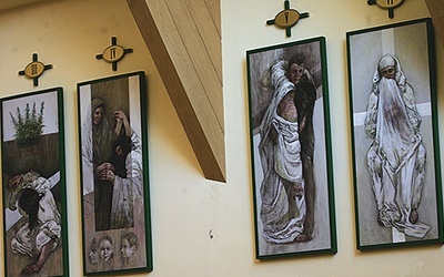 Droga krzyżowa autorstwa Andrzeja Wojtowicza zdobi wnętrze kościoła pw. Judy Tadeusza w Jeleniej Górze