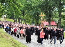  Rodziny zaczęły modlitwę od Drogi Krzyżowej