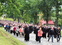  Rodziny zaczęły modlitwę od Drogi Krzyżowej