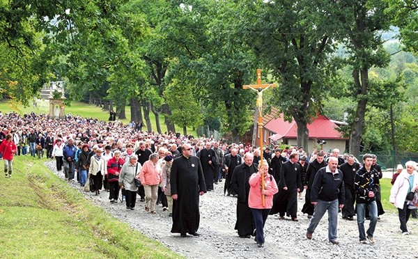  Rodziny zaczęły modlitwę od Drogi Krzyżowej