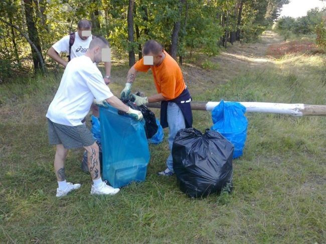 Więźniowie przy sprzątaniu Lasku Miejskiego