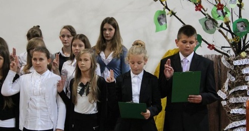 Pierwszoklasiści z Niepublicznego Gimnazjum Katolickiego składają ślubowanie