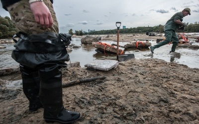 Wyciągają skarby z Wisły