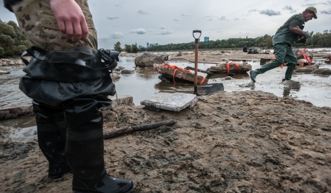 Wyciągają skarby z Wisły