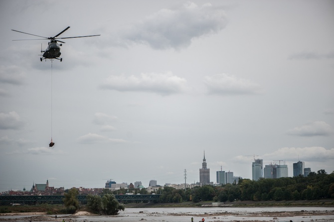 Wyciągają skarby z Wisły