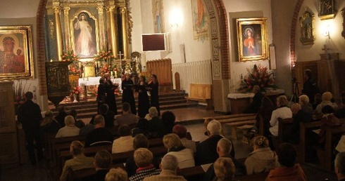 Muzyka sakralna  rozbrzmiewała między innymi we wnętrzu kościoła poaugustiańskiego