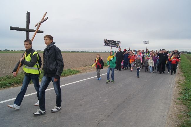 Pielgrzymka dzieci do Rostkowa