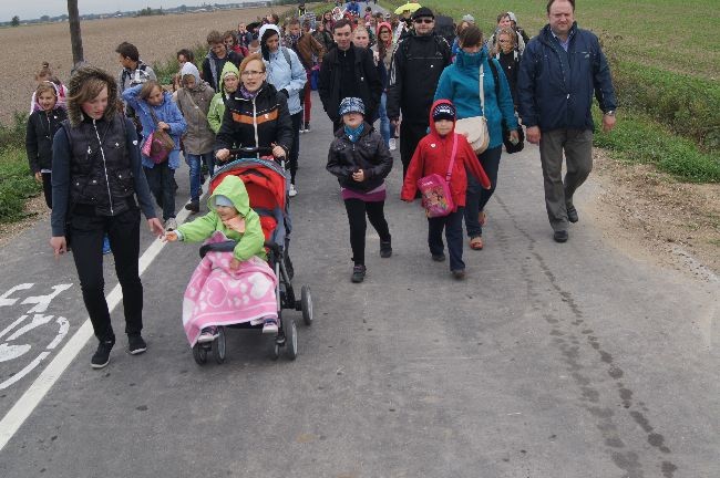 Pielgrzymka dzieci do Rostkowa