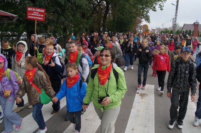 Pielgrzymka dzieci do Rostkowa