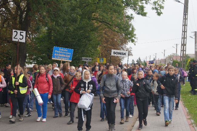 Pielgrzymka dzieci do Rostkowa