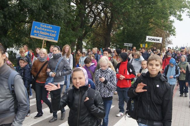 Pielgrzymka dzieci do Rostkowa