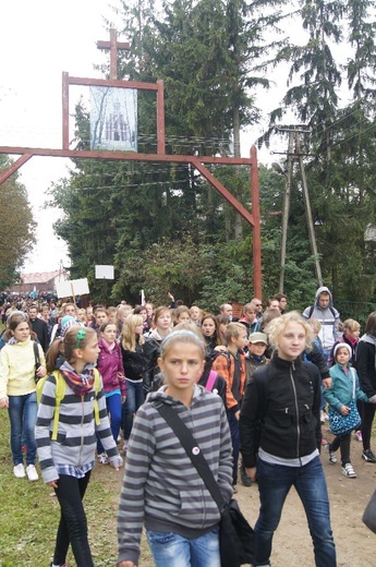 Pielgrzymka dzieci do Rostkowa