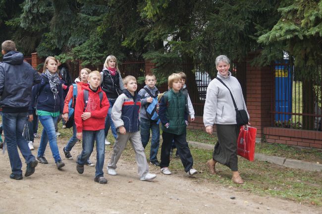 Pielgrzymka dzieci do Rostkowa