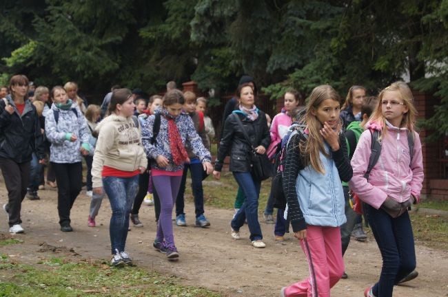 Pielgrzymka dzieci do Rostkowa