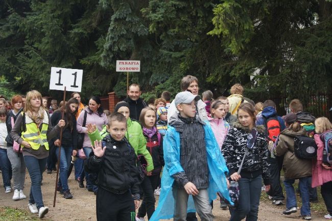 Pielgrzymka dzieci do Rostkowa