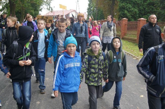 Pielgrzymka dzieci do Rostkowa