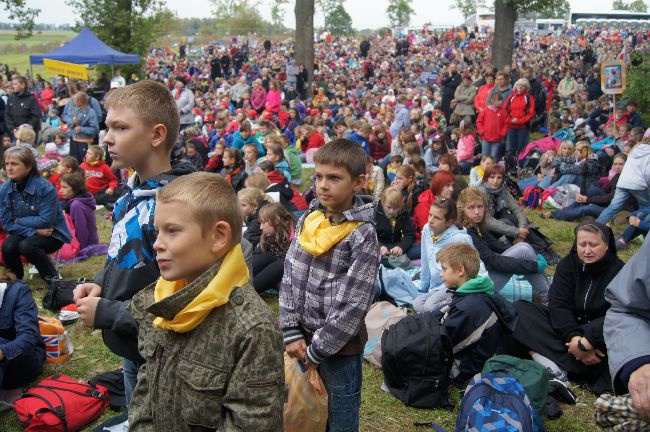 Pielgrzymka dzieci do Rostkowa