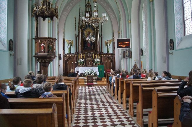 Pielgrzymka dzieci do Rostkowa
