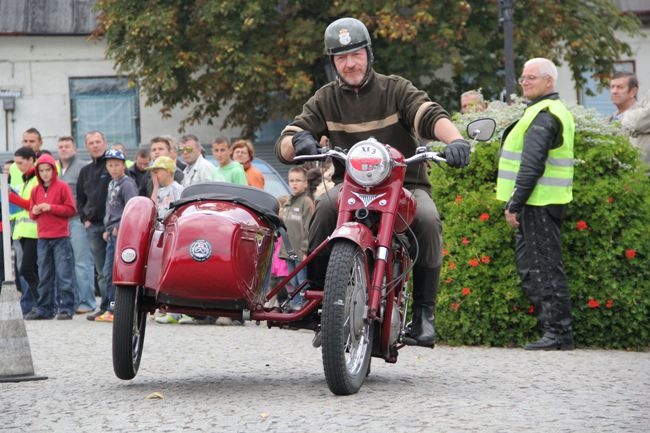 Rajdowy konkurs elegancji na pl. Piłsudskiego w Kutnie