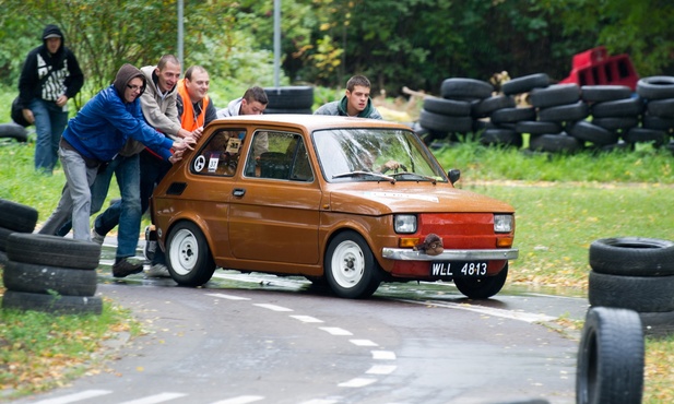 Ponad siedemdziesiąt fiatów 126p z całego kraju zjechało do Łodzi na zlot "maluchów".