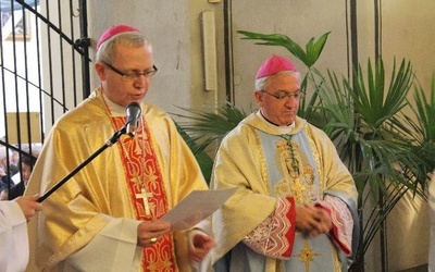 Abp Celestino Migliore i bp Piotr Libera w kaplicy obrazu Matki Bożej Przasnyskiej