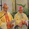 Abp Celestino Migliore i bp Piotr Libera w kaplicy obrazu Matki Bożej Przasnyskiej